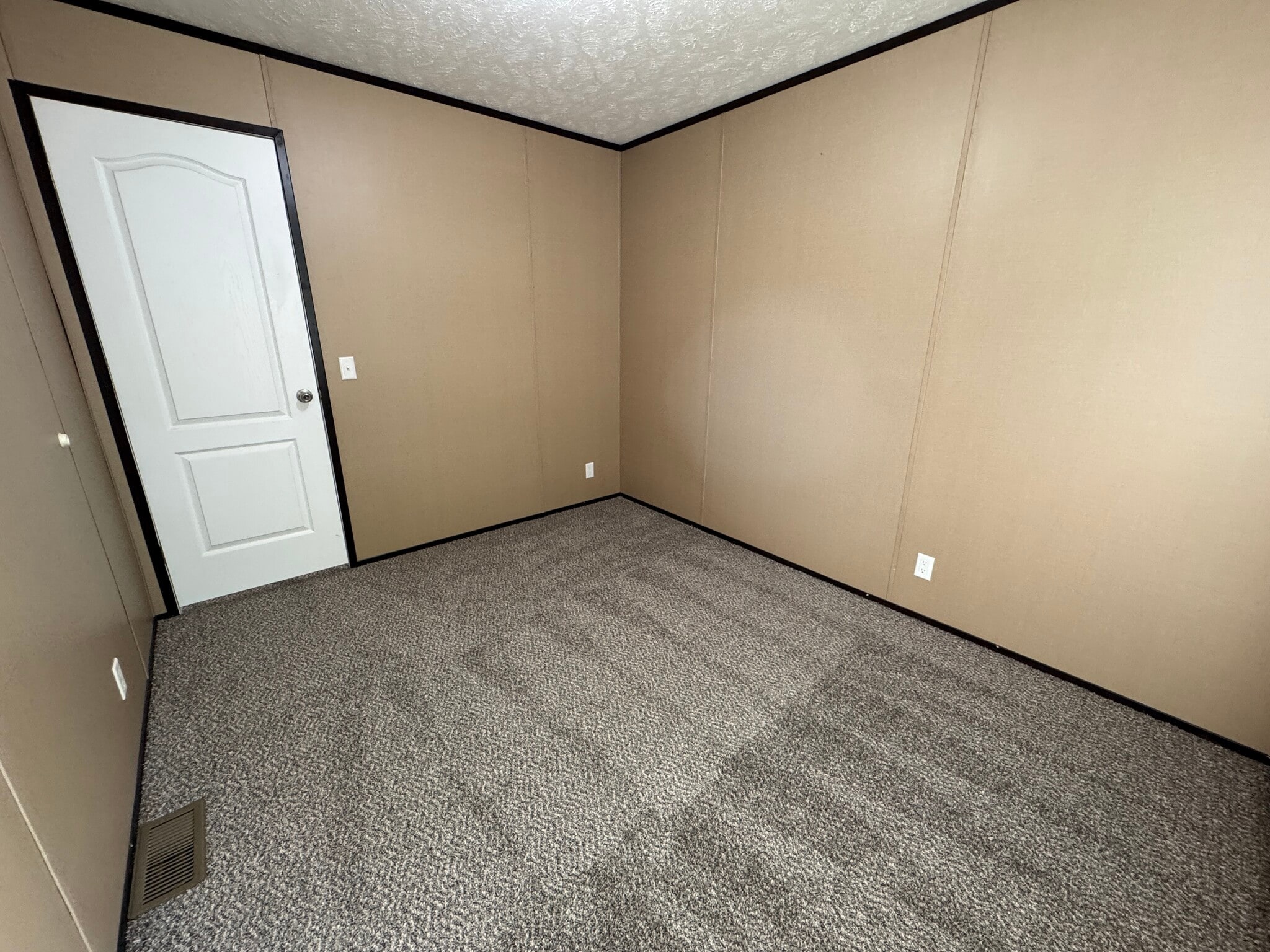 Building Photo - 48580 Pineview Dr
