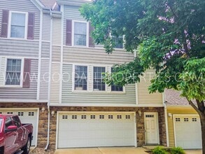 Building Photo - Summer Special! 2-Bedroom, 2.5-Bath Townhome in Urbandale with 2-Car Attached Garage