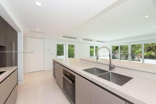 Building Photo - 1325 Bay Dr