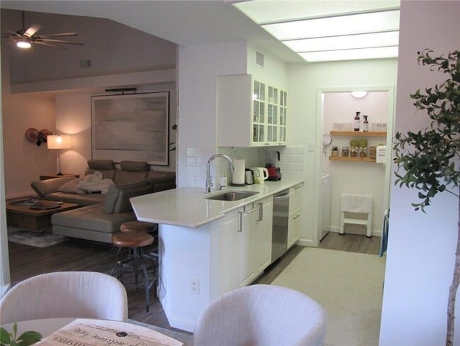 Building Photo - 4711 Spicewood Springs Rd