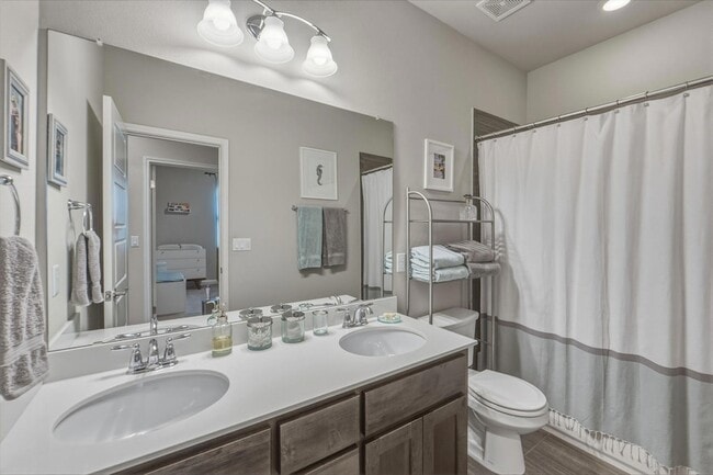 Building Photo - 6814 E Riverside Dr