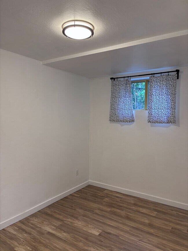 Building Photo - BIR225