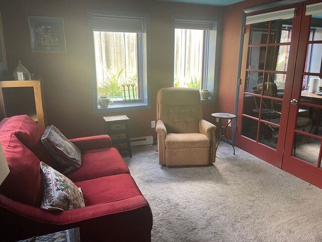 Building Photo - Furnished 2 Bedroom Garden Level Apartment in Upper Table Mesa Near Bear Creek Park