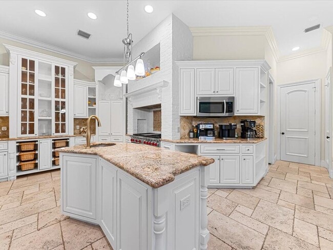 Building Photo - 3030 NE 45th St