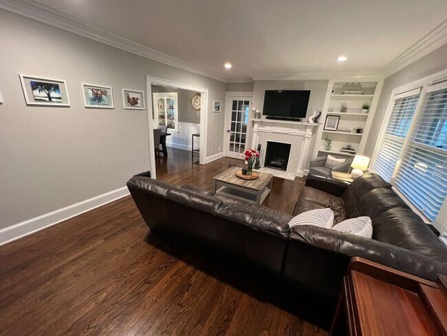 Building Photo - 616 W 63rd St