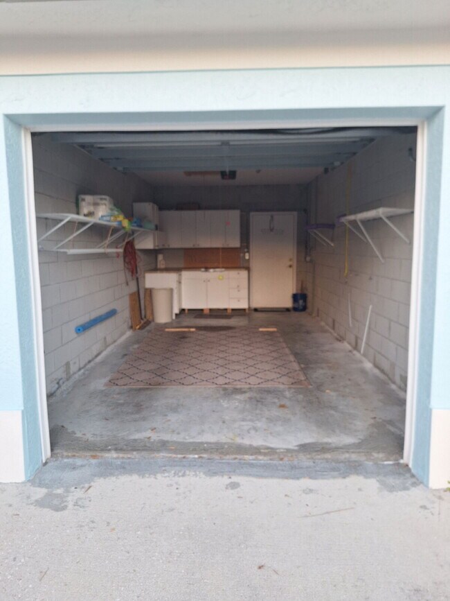 Building Photo - Beautifully upgraded Ground Floor condo with lake view