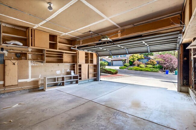 Building Photo - 121 Violet Rd
