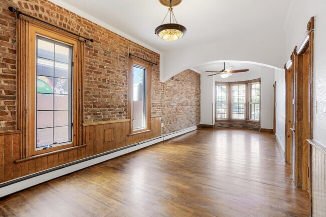 Building Photo - Historic 2 Bed / 1 Bath Townhome near Down...