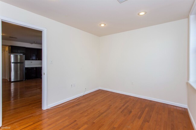 Building Photo - 1 br, 1 bath Triplex - 2122 RACE ST Unit 2