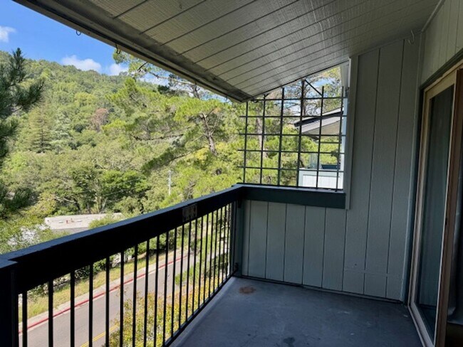 Building Photo - Spacious Two story 2 bedroom, 2 bath Condo. Move-In ready!!