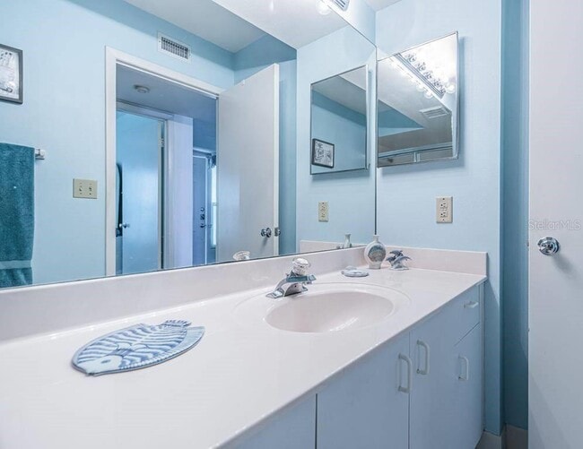 Building Photo - 6001 Bahia Del Mar Cir N