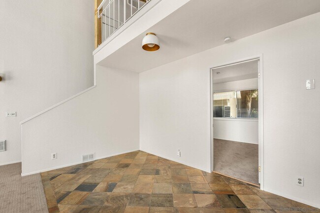 Building Photo - 2544 Navarra Dr