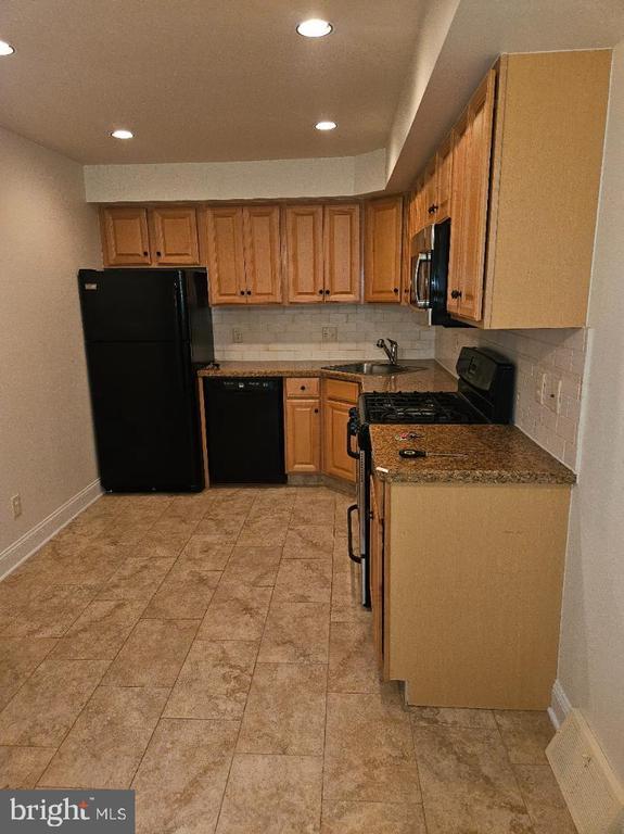 Building Photo - 598 Belmont Ave