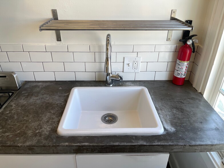 Building Photo - 3000 Kenwood Ave