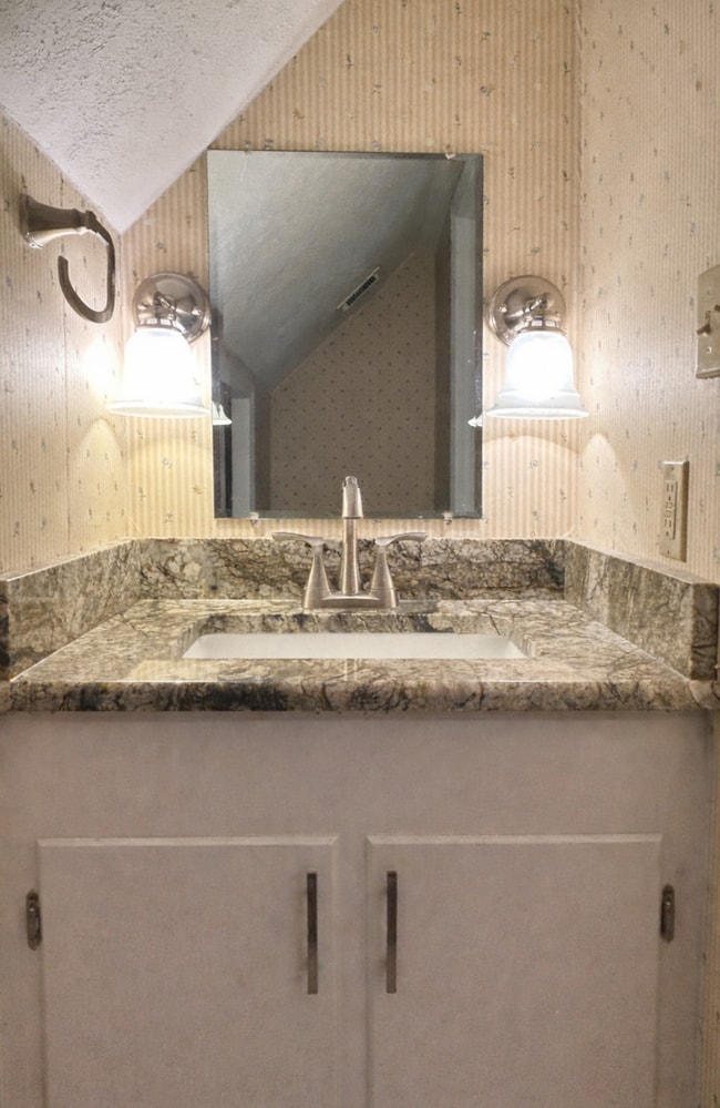 Building Photo - Light-Filled 3BR Home with Wraparound Deck, Convenient to Town