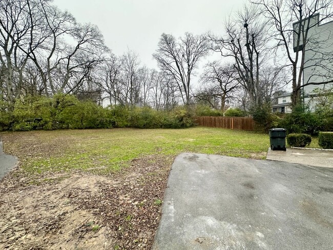 Building Photo - Location is Everything! Great West Side 2 bdmr/1 bth Available Now!