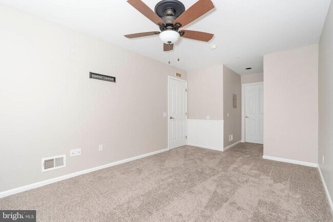 Building Photo - 600 Waters Edge Dr