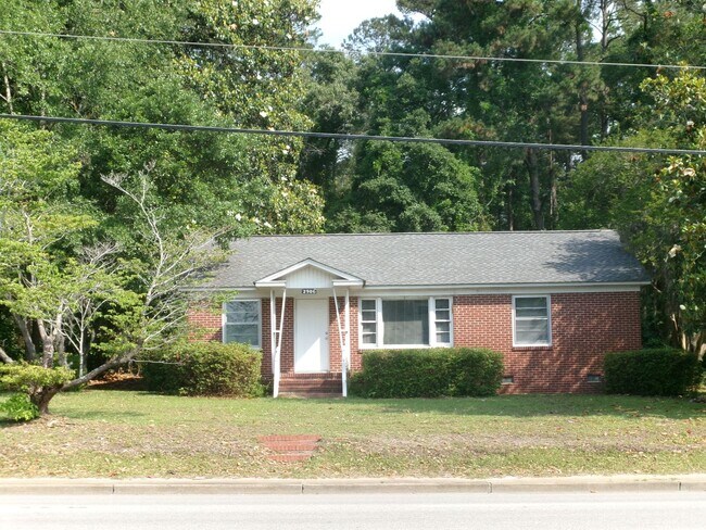 Primary Photo - 3 bedroom, 1 bath home conveniently locate...