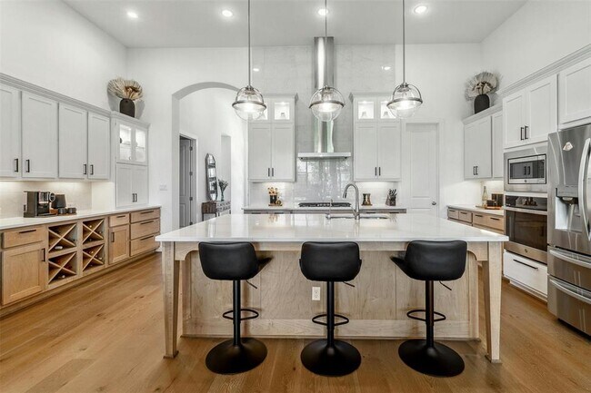 Building Photo - 104 Rainbow Vly Trl