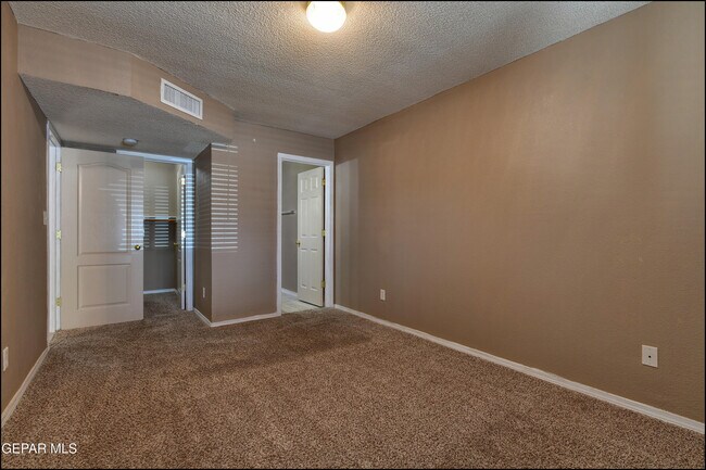 Building Photo - 3404 Blue Earth Ln