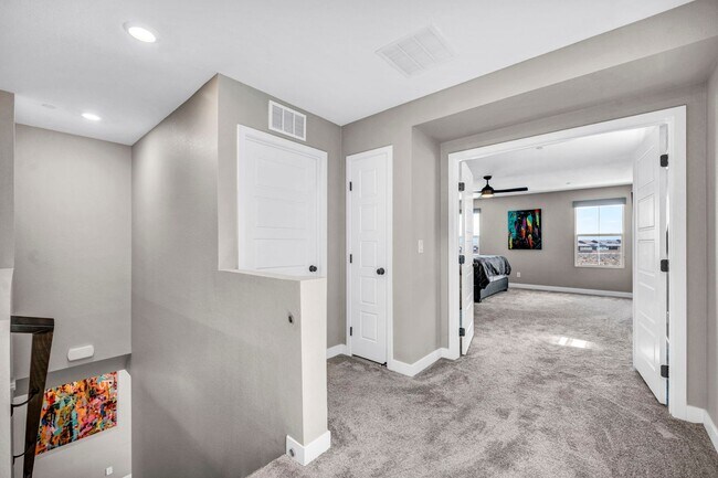 Building Photo - Spacious 5-Bedroom Home with Loft, Pool & Mountain Views