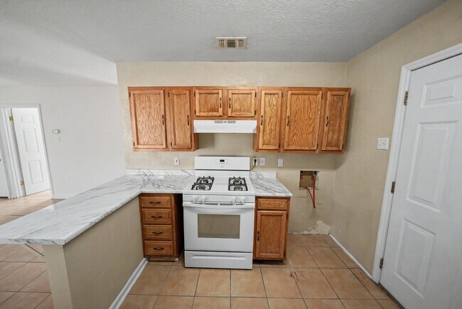 Building Photo - 823 Straight Ln
