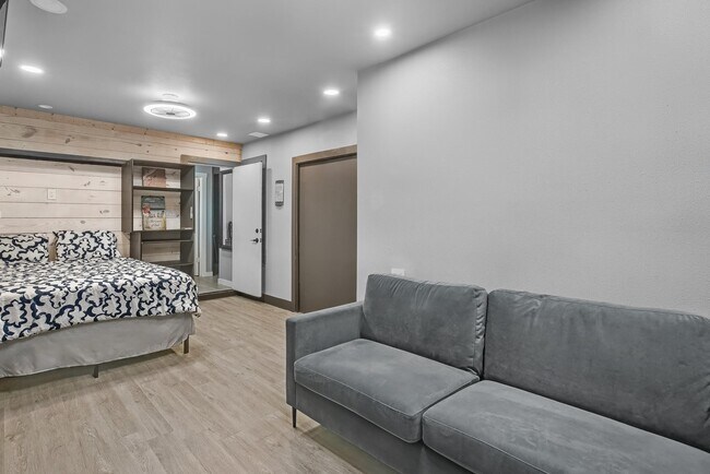 Building Photo - 2732 Luzon Dr
