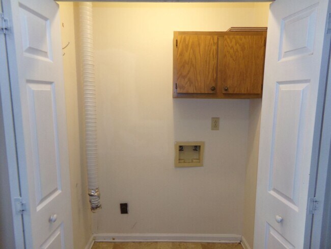 Building Photo - Charming Triplex