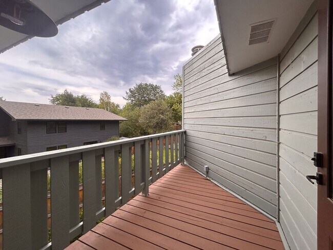 Building Photo - 4 Bedroom, 2.5 Bathroom in Lakeside Terrac...