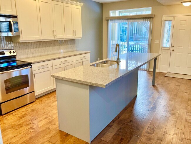 Building Photo - Lovely 3 Bedroom, 2.5 Bathroom Townhome