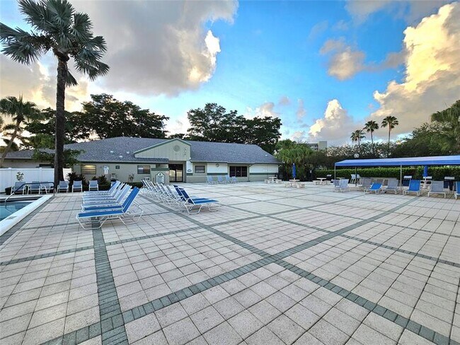 Building Photo - 2232 N Cypress Bend Dr