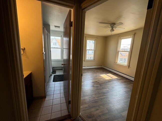 Building Photo - THREE BEDROOM/ONE BATH TWIN