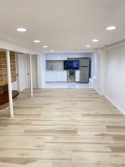 Building Photo - 114 Bregman Ave