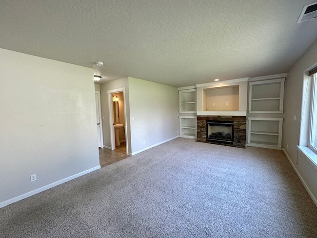 Building Photo - LARGE SINGLE FAMILY HOME ON CORNWALL (RPM#220)