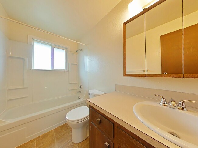 Building Photo - 2 Bedroom Apartment ~ Albany ~ Small Pet Friendly