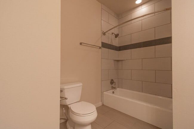 Building Photo - 1702 Forest Hill Dr