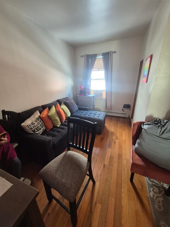 Building Photo - 39 Bowers St