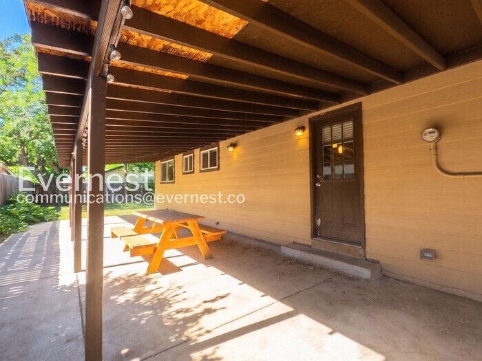 Building Photo - 226 Columbine Ct