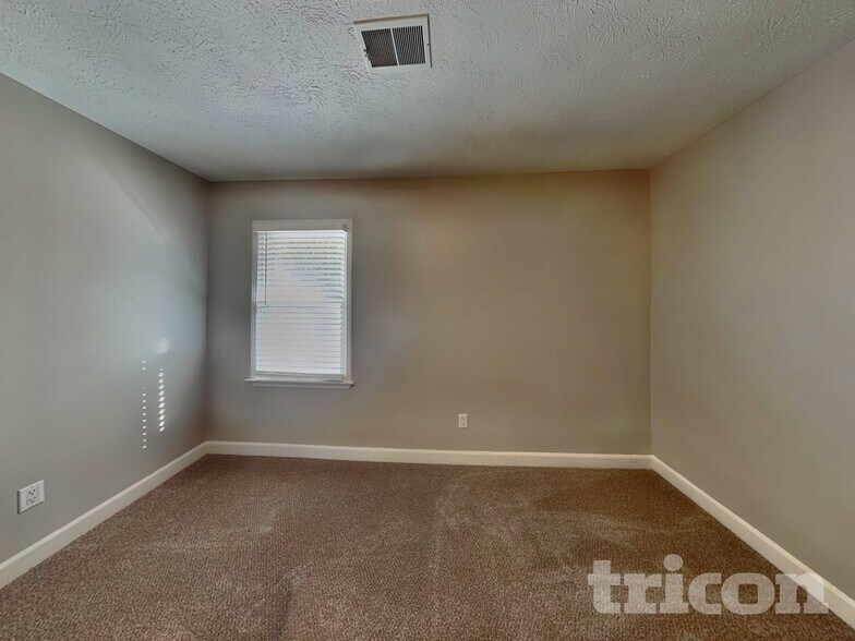 Building Photo - 125 Tanglewood Dr