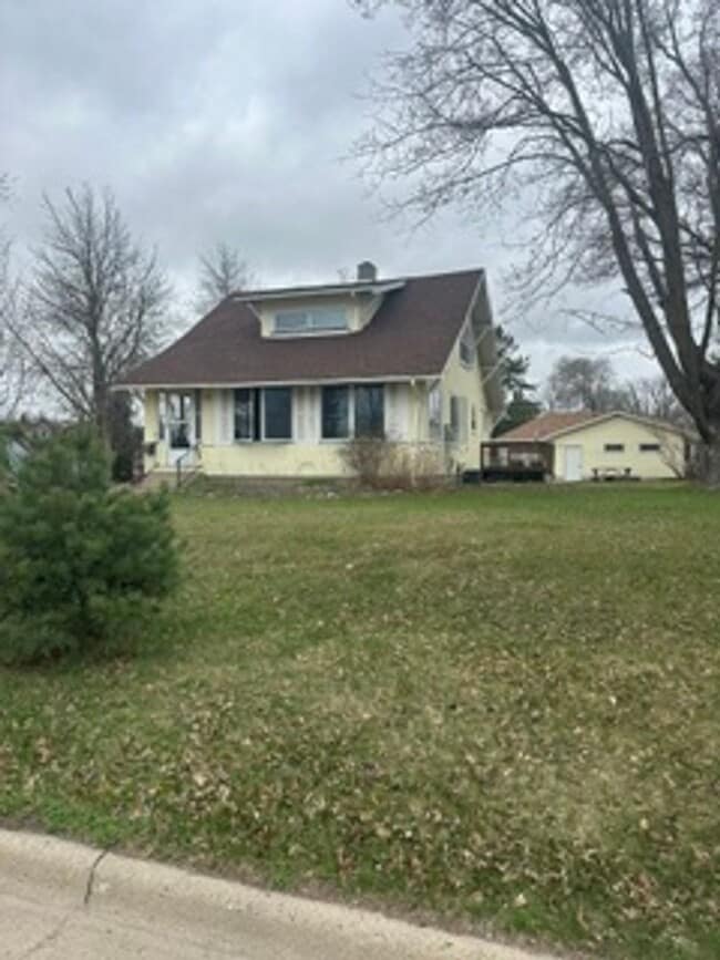 Building Photo - 3 Bed Single Family Home - Staples - Detached 3 car garage