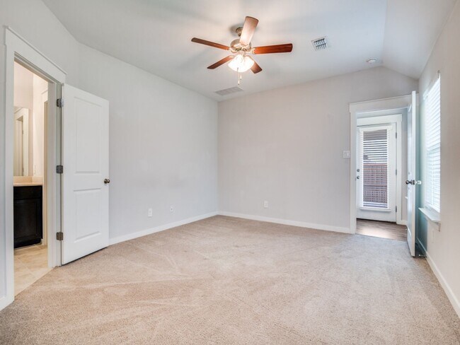 Building Photo - Location is everything  This 4/2 Has it!