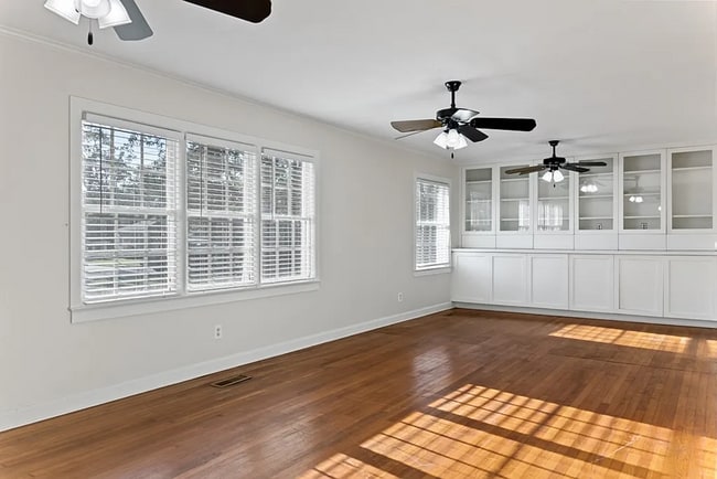 Building Photo - 2206 White Oak Dr