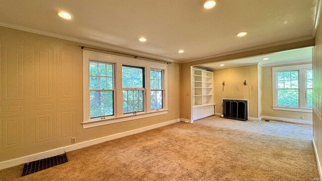 Building Photo - 518 S Swain Ave