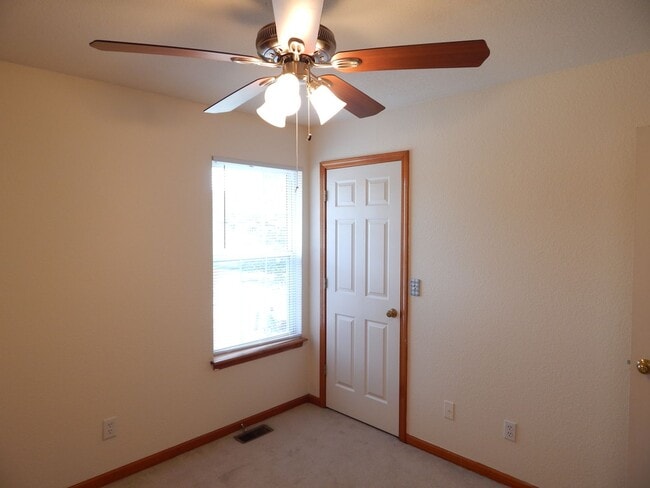 Building Photo - 3 Bed, 2 Bath Duplex