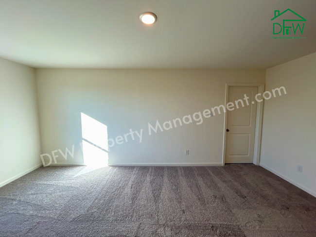 Building Photo - Spacious 5-Bedroom Home with Modern Upgrad...