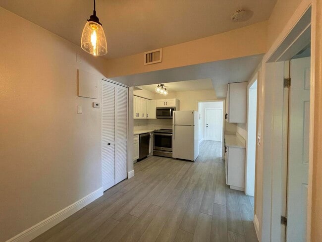 Building Photo - 701 SE 4th St