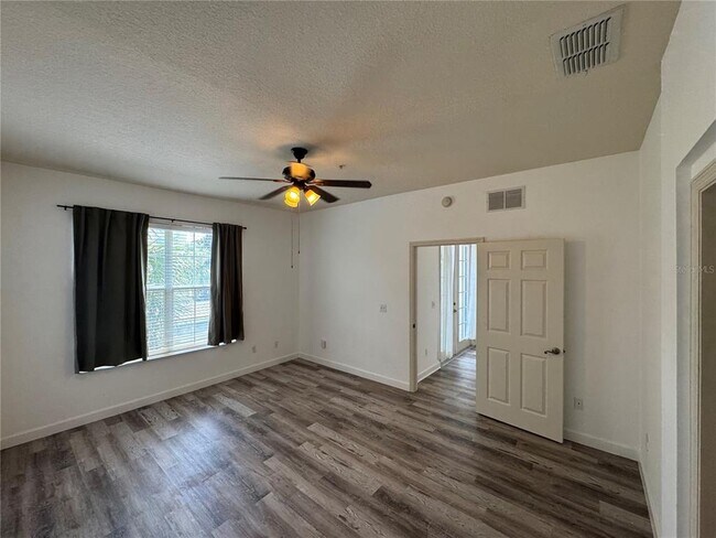 Building Photo - 3000 Laurel Park Ln