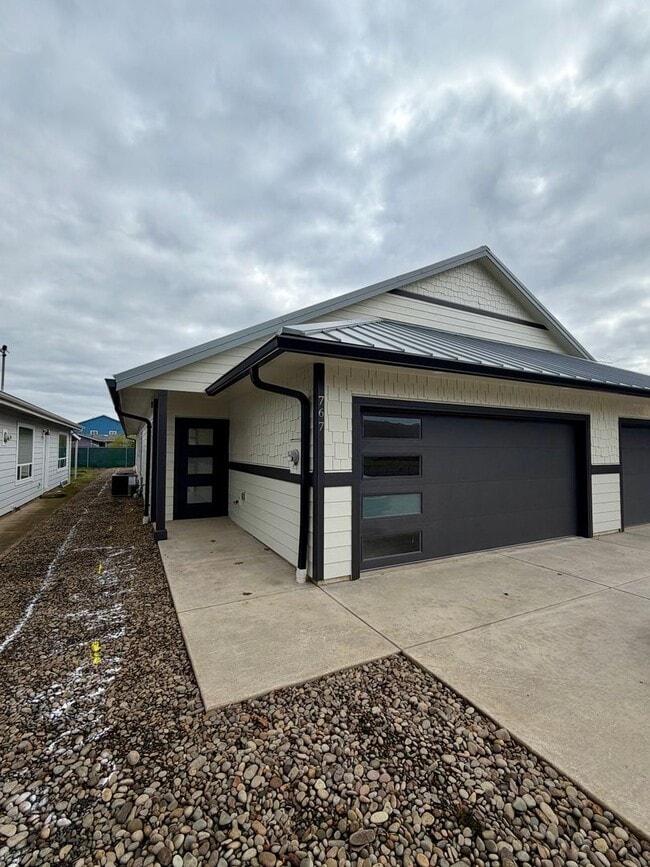 Building Photo - SD10th