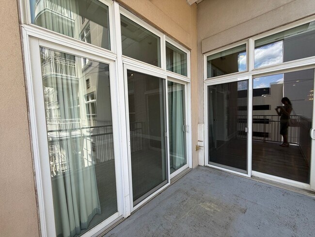 Building Photo - Luxurious Downtown Raleigh Condo with High...