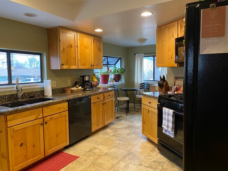 KITCHEN WITH EATING AREA - 5927 S Hill St